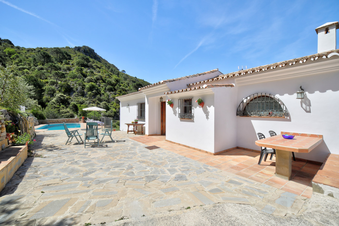 Zonas exteriores sencillas para comer y tomar el sol 